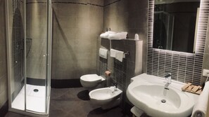 Free toiletries, hair dryer, bidet, towels - Hotel Cristallo (Assisi)