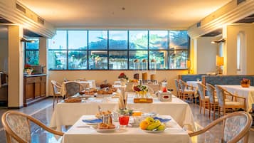 Free daily buffet breakfast