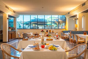 包含每日自助早餐