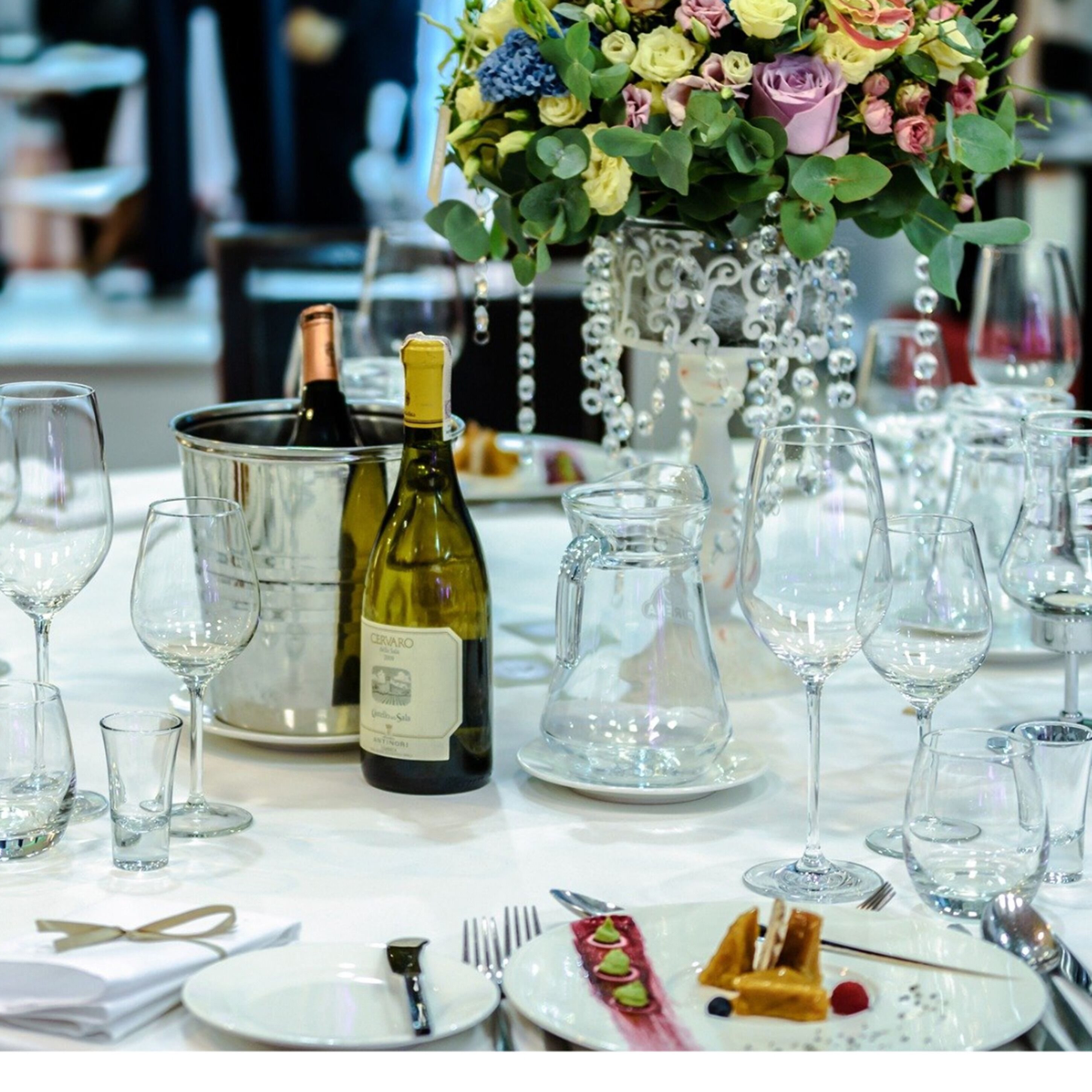 lunch, dinner, brunch served; al fresco dining