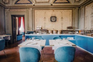 Desayuno (EUR 10 por persona)