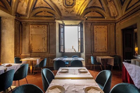 Breakfast (EUR 10 per person)