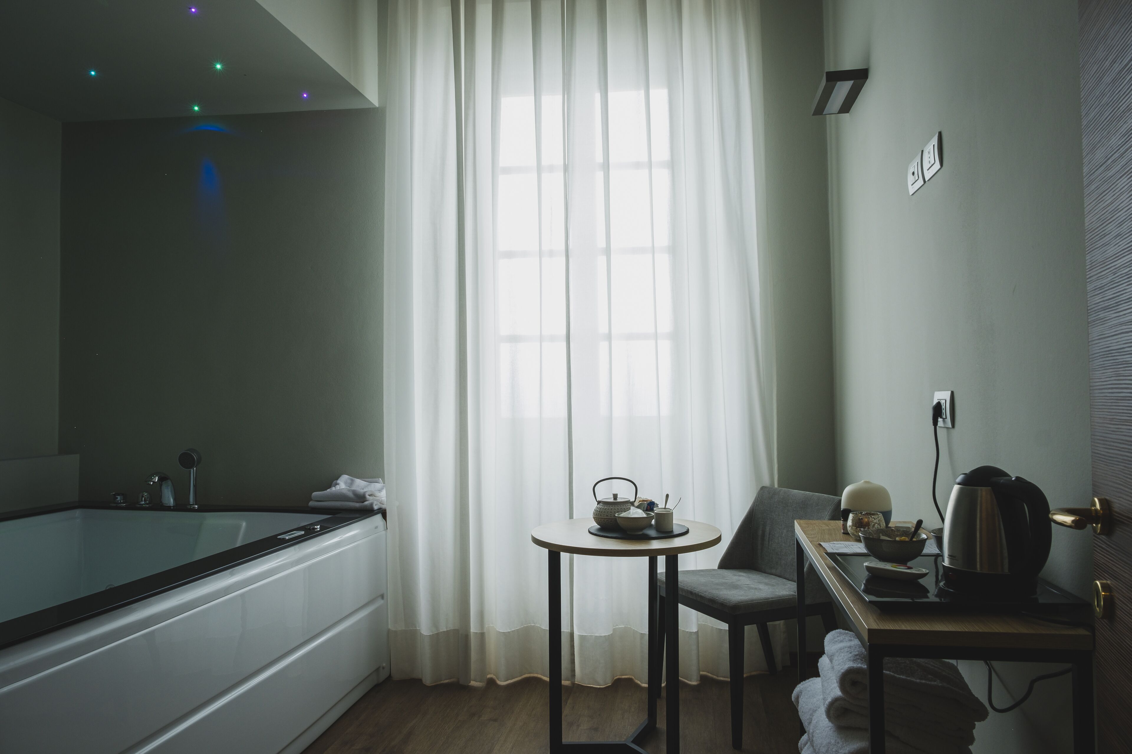 luxury suite | in-room safe, desk, free wifi