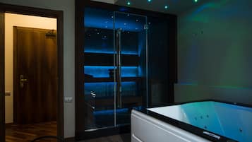 Luxe suite | Een kluis op de kamer, een bureau, gratis wifi