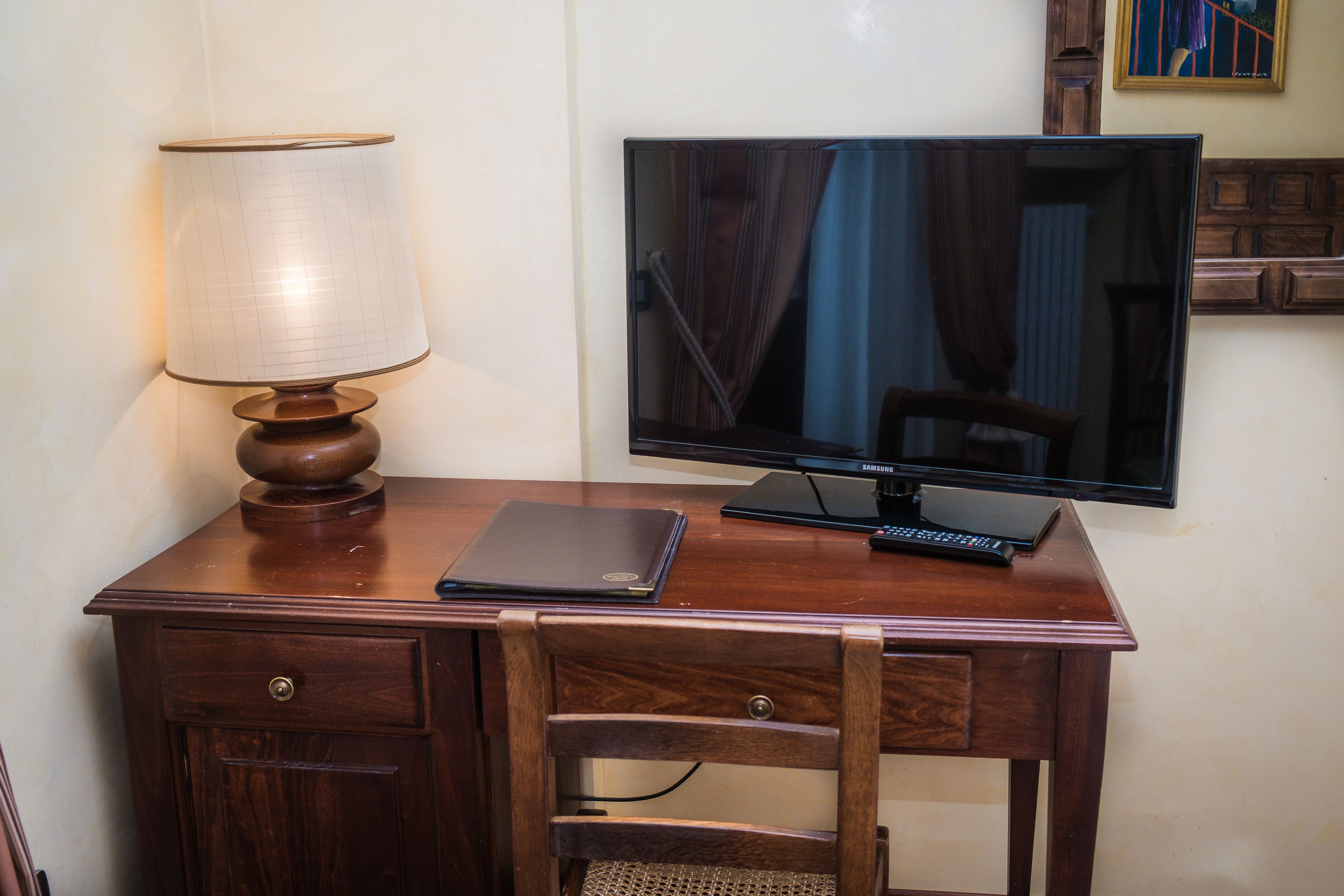 comfort single room | in-room safe, desk, free wifi