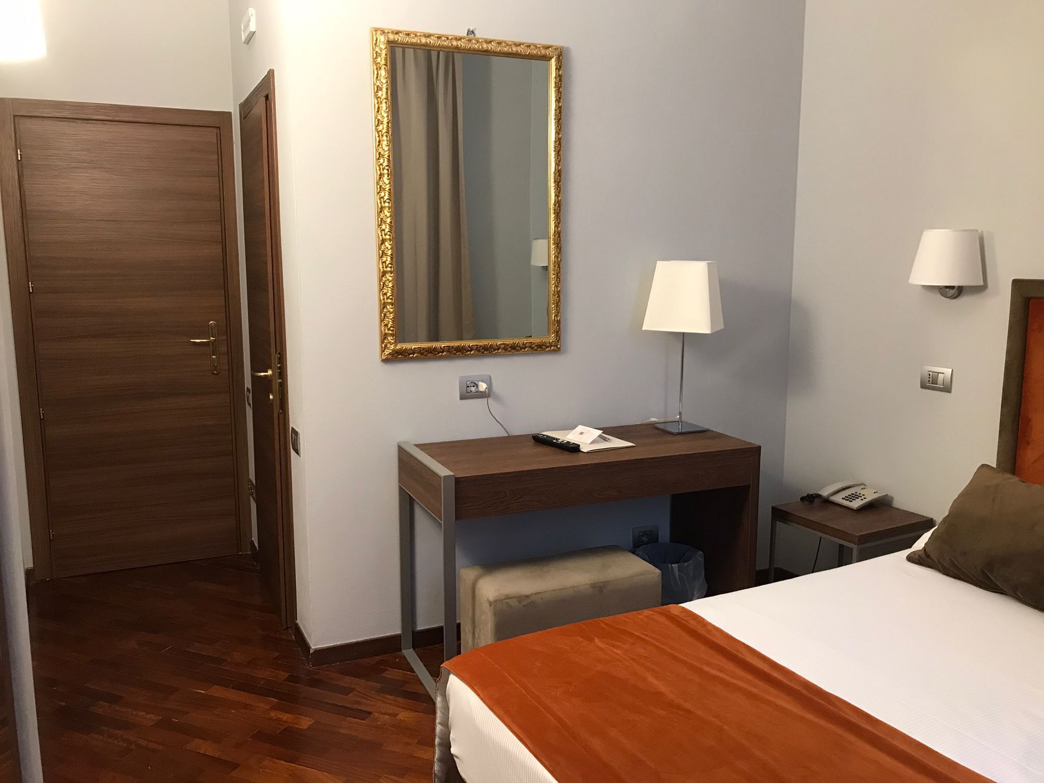 Caja de seguridad en la habitación, escritorio y wifi gratis 