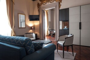Suite (Rinascimentale) | Living room | Flat-screen TV