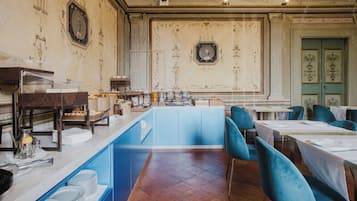 Breakfast (EUR 10 per person)