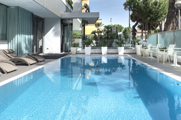 Kolam renang outdoor musiman