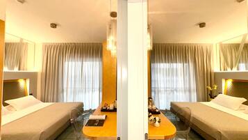 Quarto família, 2 quartos, vista parcial para o mar | Frigobar, cofres nos quartos, escrivaninha, quartos à prova de som