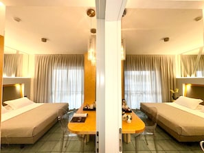 Familienzimmer, 2 Schlafzimmer, eingeschränkter Meerblick | Minibar, Zimmersafe, Schreibtisch, schallisolierte Zimmer