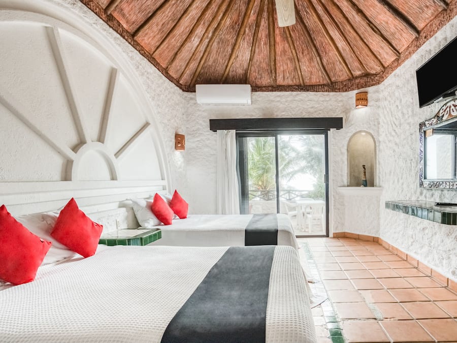 Quarto casal superior, vista para o oceano | Cofres nos quartos, quartos à prova de som, Wi-Fi de cortesia