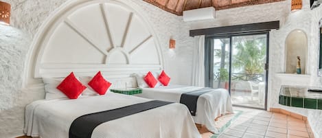 In-room safe, soundproofing, free WiFi, bed sheets