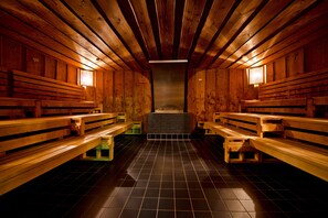 Salas de tratamiento para parejas, un sauna, una bañera de hidromasaje