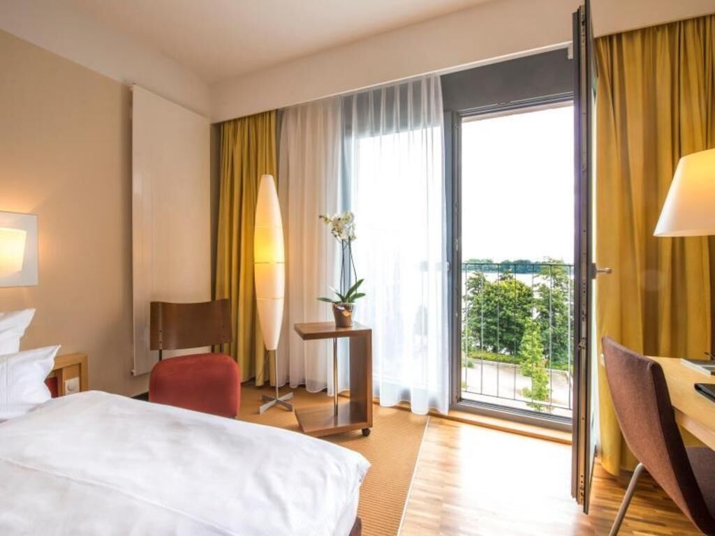 Hypo-allergenic bedding, in-room safe, desk, blackout curtains