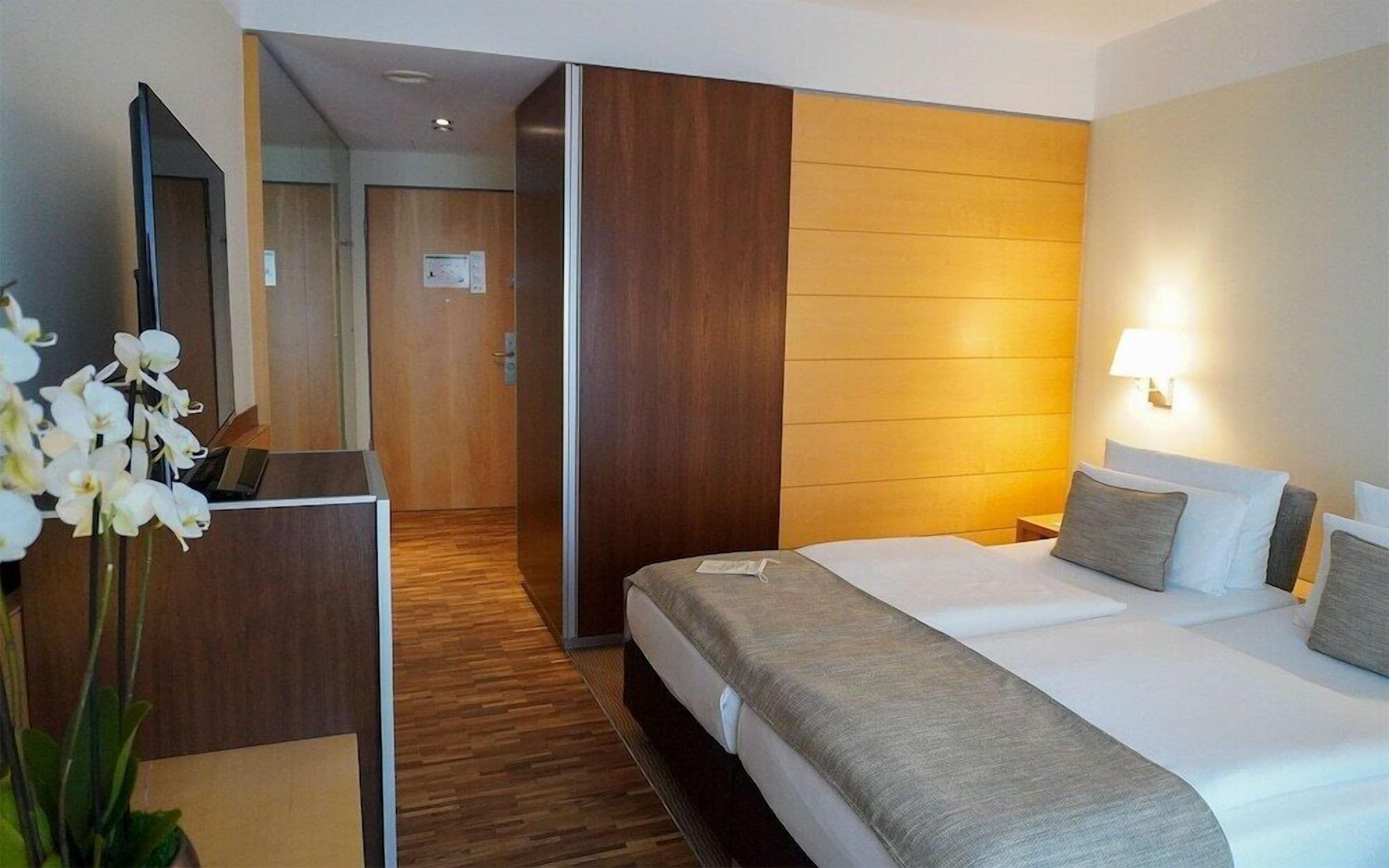 Hypo-allergenic bedding, in-room safe, desk, blackout curtains