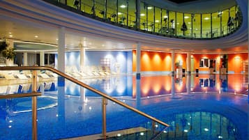 2 Innenpools, Liegestühle