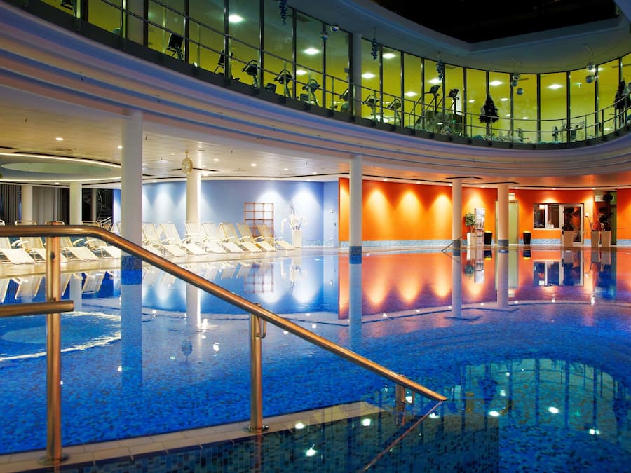 2 piscine coperte, lettini