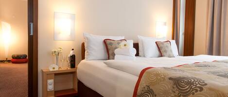 Hypo-allergenic bedding, in-room safe, desk, blackout drapes