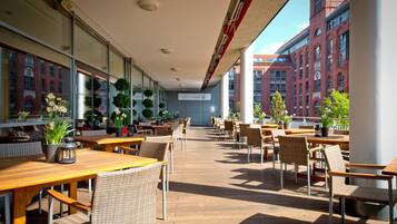 2 restaurants servant le petit déjeuner, spécialités Cuisine régionale