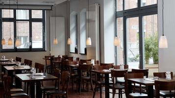 2 restaurantes, se sirven desayunos, comidas, cenas y cocina regional