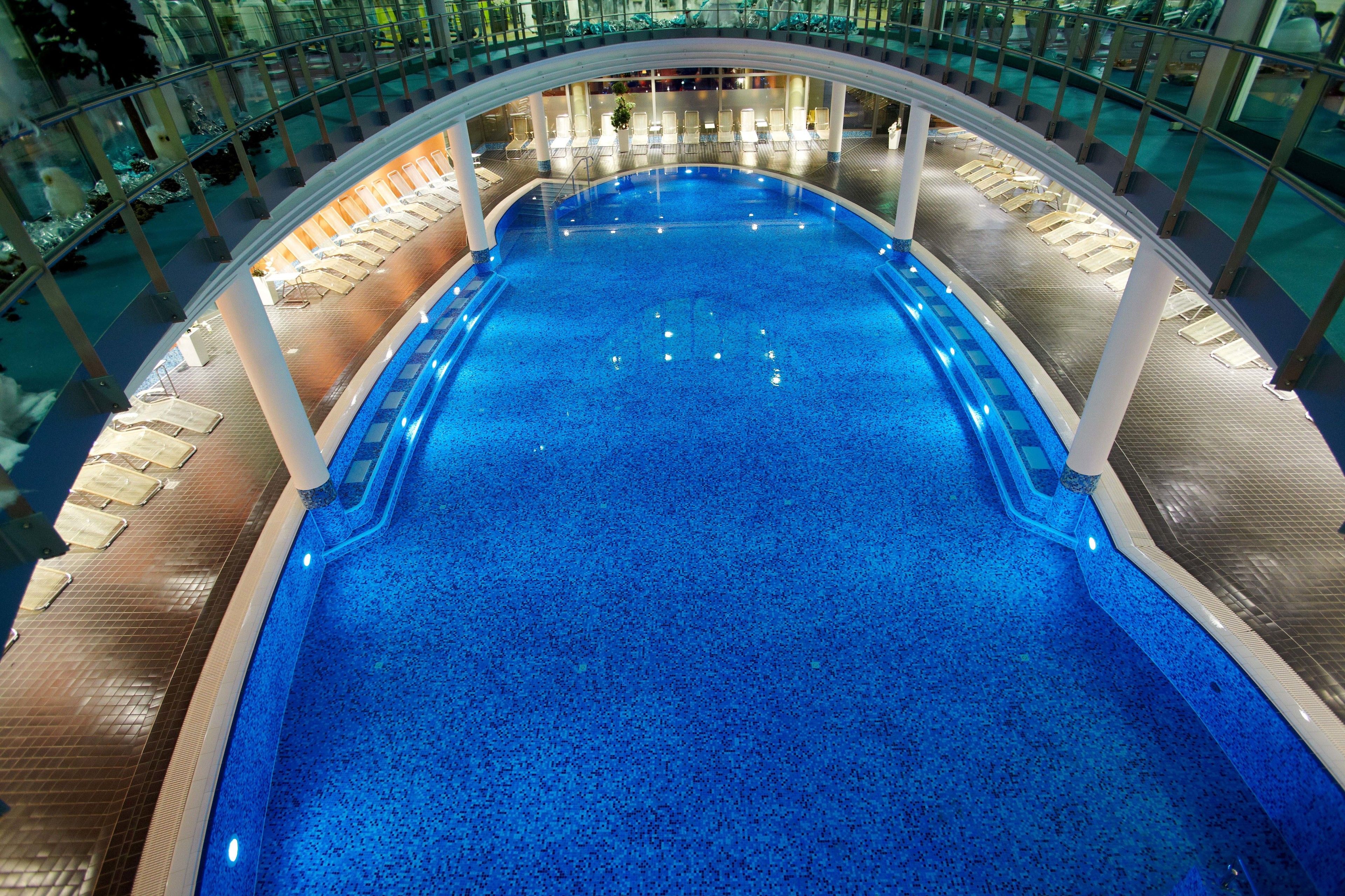 2 Innenpools, Liegestühle