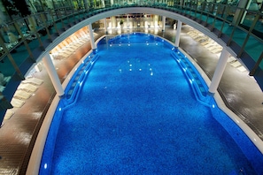 2 Innenpools, Liegestühle