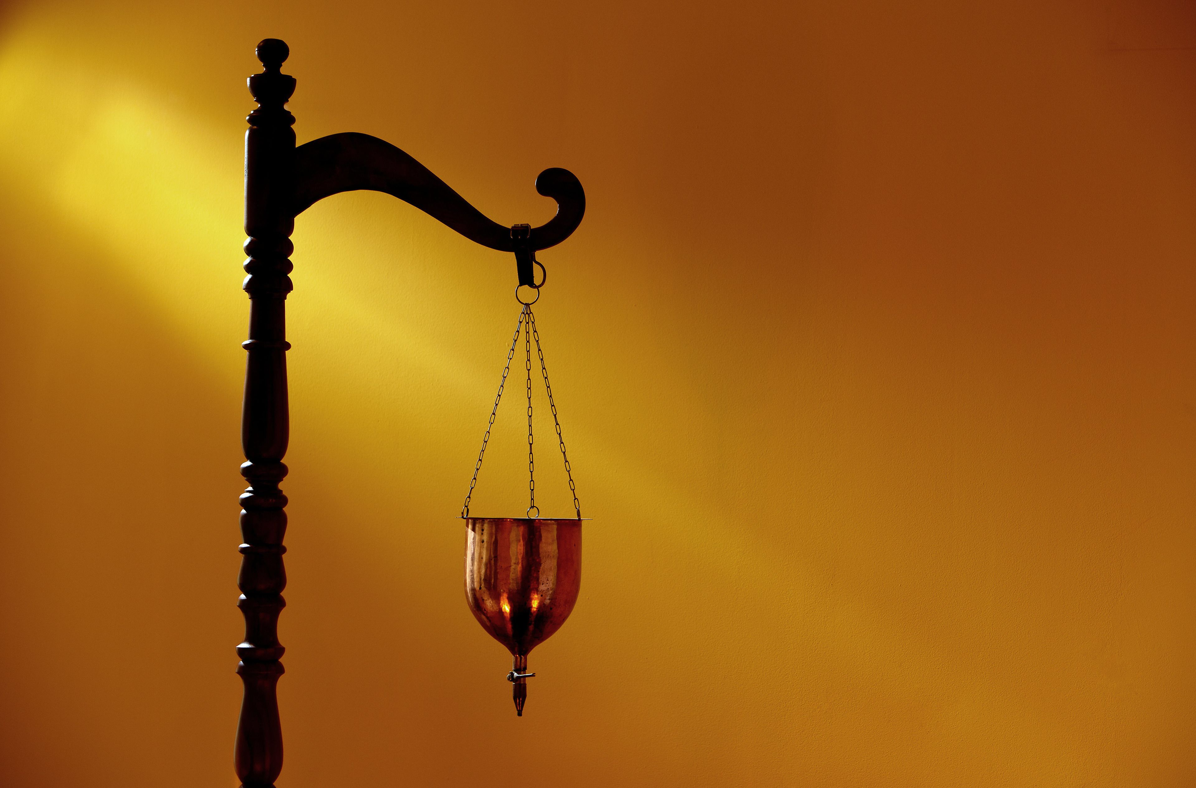 A balance scale with a chain.