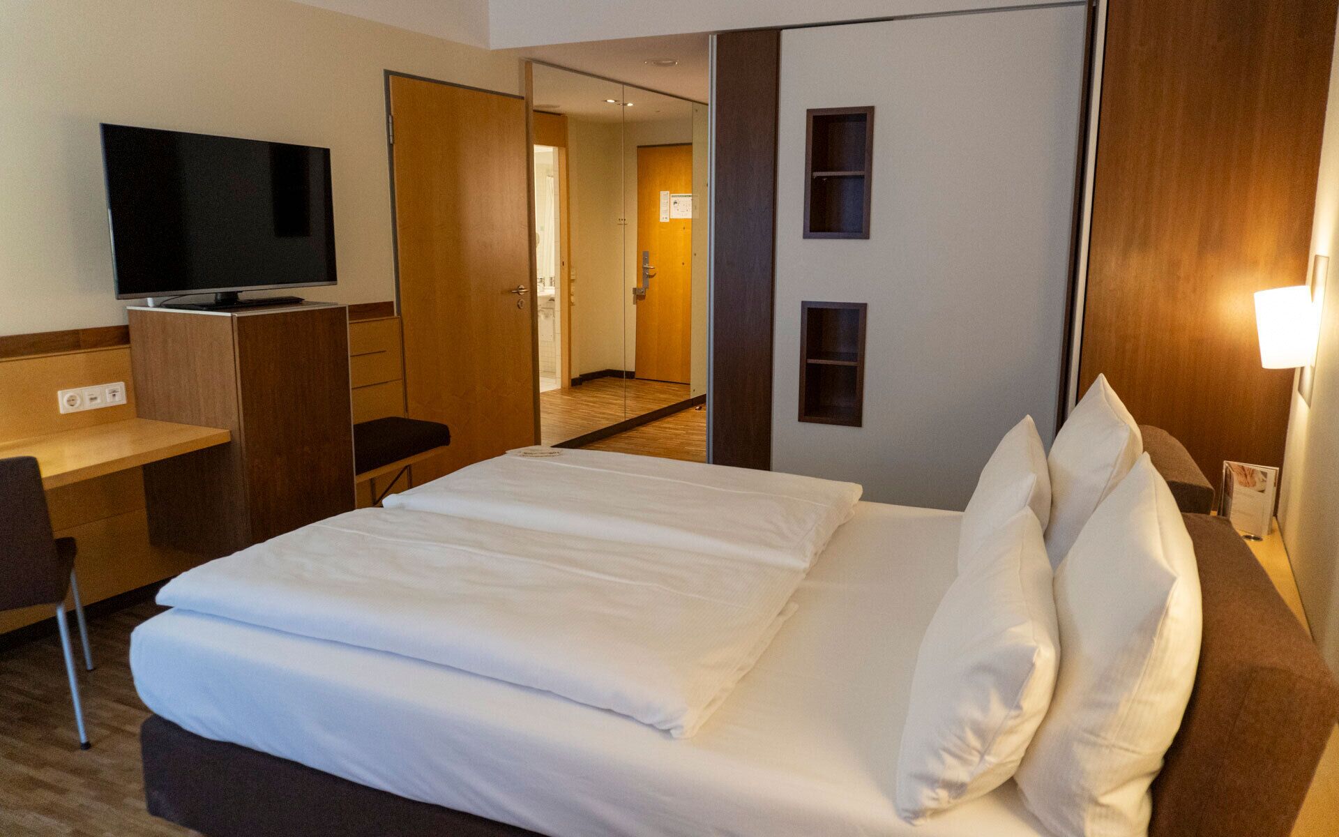 Twin Room, Mobility Accessible | Hypo-allergenic bedding, in-room safe, desk, blackout drapes