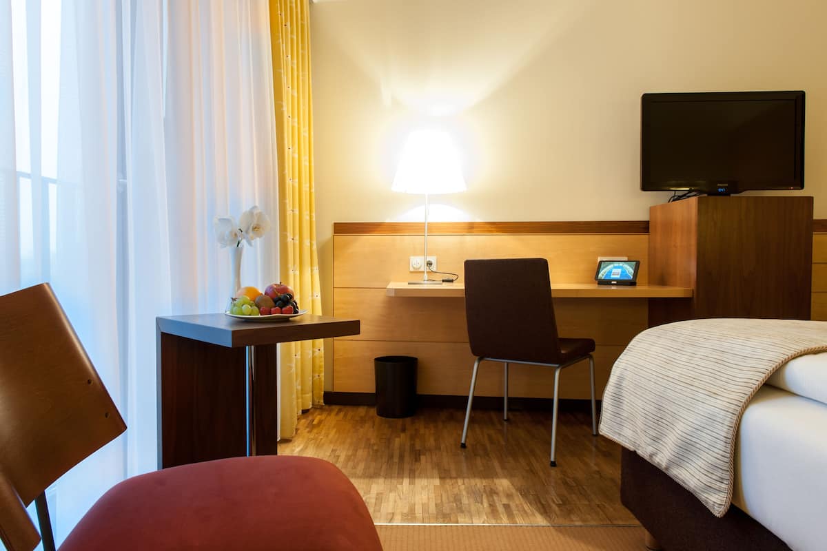Literie hypoallergénique, coffres-forts dans les chambres, bureau