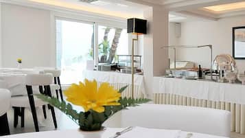 Phục vụ bữa sáng, bữa trưa và bữa tối