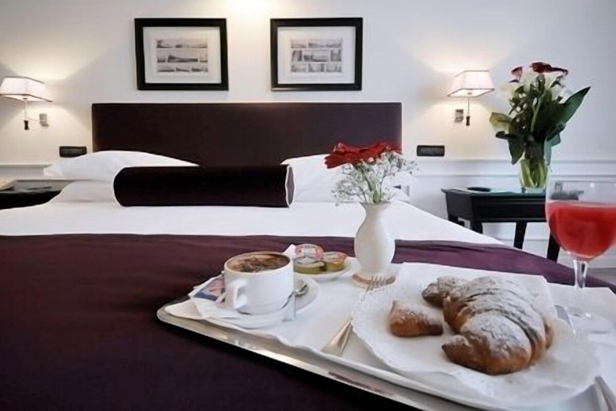 Premium bedding, down comforters, minibar, in-room safe