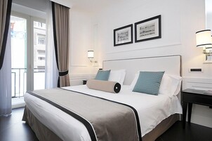 Sengetøy av topp kvalitet, dundyner, minibar og safe på rommet