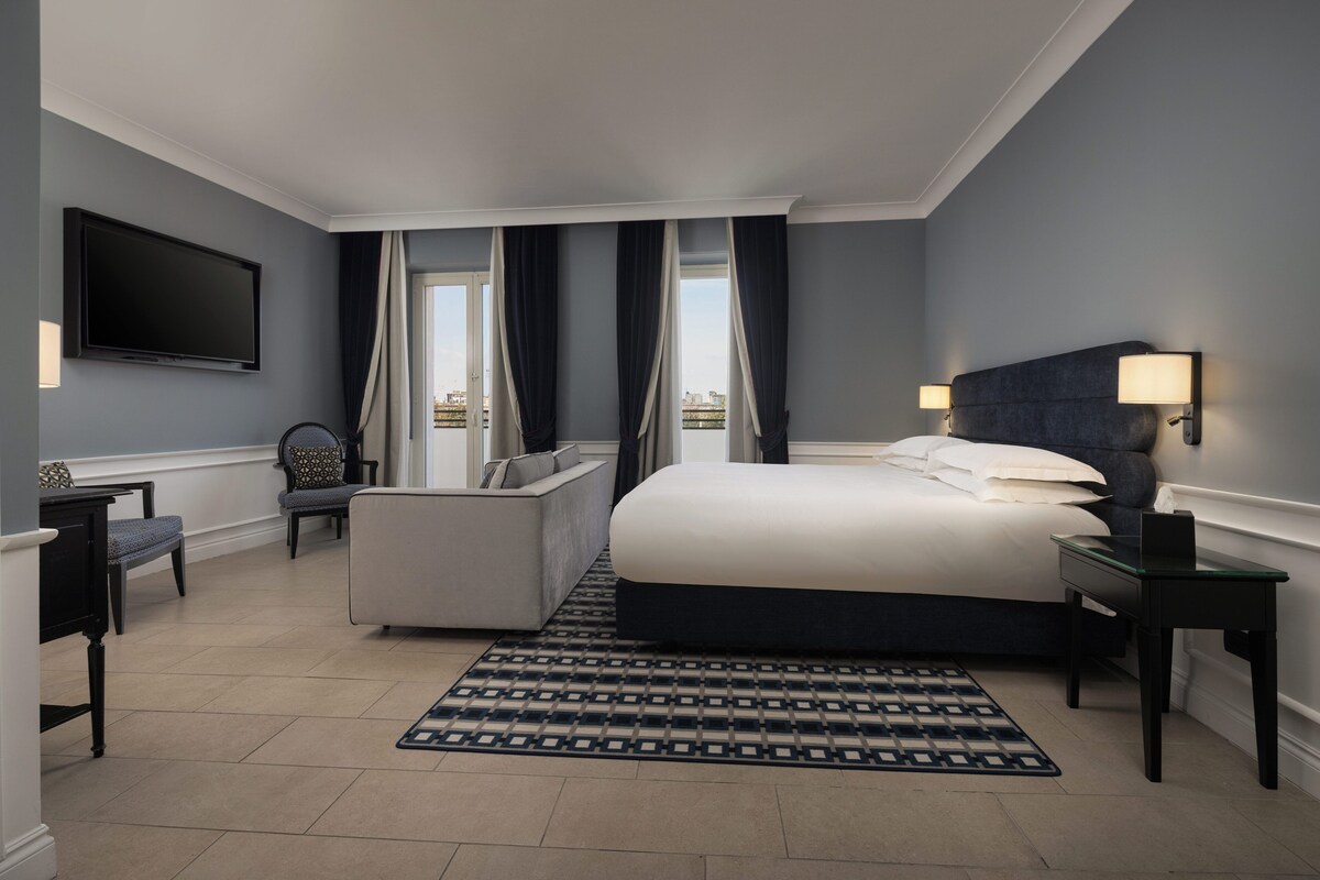 Suite | Premium bedding, down comforters, minibar, in-room safe