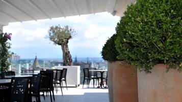 S'hi serveixen esmorzars, dinars i sopars