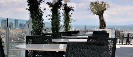 Petit déjeuner, déjeuner et dîner servis sur place