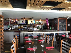 2 restaurants servant le petit déjeuner, le déjeuner et le dîner