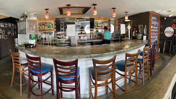 2 restaurantes; se sirven desayunos