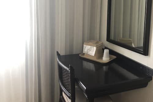 Cortinas blackout, wifi gratis y ropa de cama