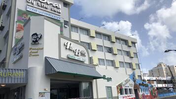 Vista frontal de la propiedad