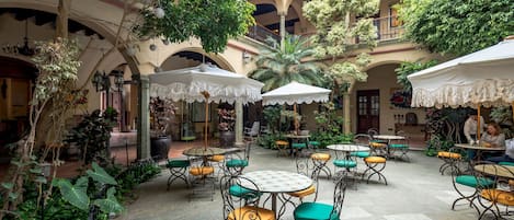 Breakfast, lunch, dinner served; Regional cuisine