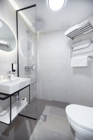 Haartrockner, Fußbodenheizung (Badezimmer), Handtücher, Seife