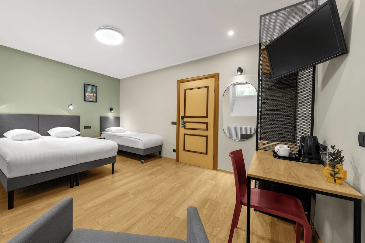 Dreibettzimmer | Minibar, Schreibtisch, laptopgeeigneter Arbeitsplatz