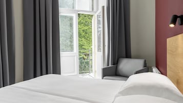 Comfort Double or Twin room | Minibar, una scrivania, postazione laptop, tende oscuranti