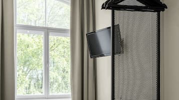 Kamer, 1 twee- of 2 eenpersoonsbedden | Een minibar, een bureau, een laptopwerkplek, verduisterende gordijnen