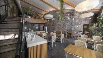 Desayuno buffet todos los días (EUR 14 por persona)