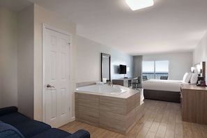 Jetted tub - La Quinta Inn & Suites by Wyndham Oceanfront Daytona Beach (Daytona Beach)