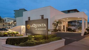 Entrada de un hotel con un cartel que dice "La Quinta by Wyndham".