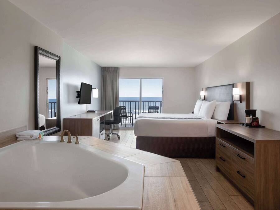 Chambre, 1 très grand lit, non-fumeurs, en front de mer (Jetted Tub) | Baignoire à jets