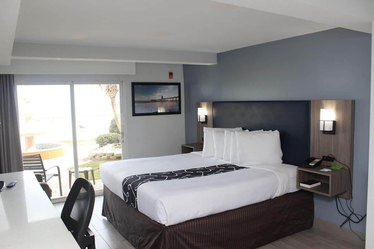 Premium bedding, in-room safe, desk, laptop workspace